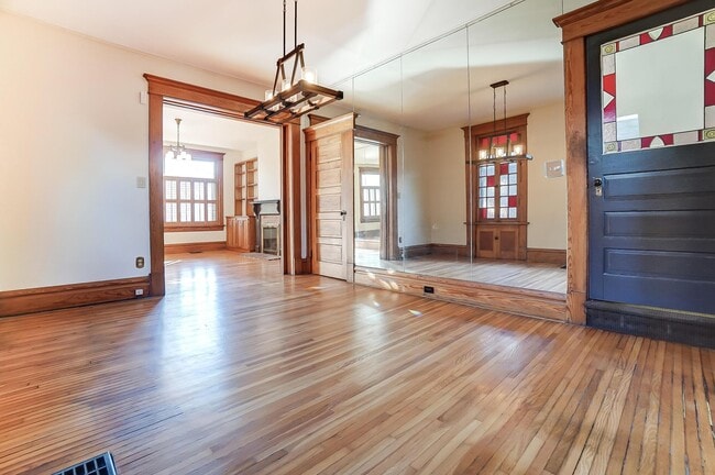 Building Photo - 557 S Grant Ave