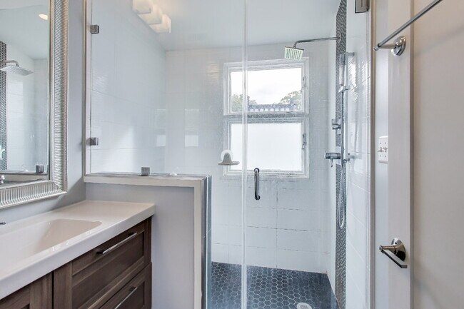 Building Photo - 646 Keefer Pl NW