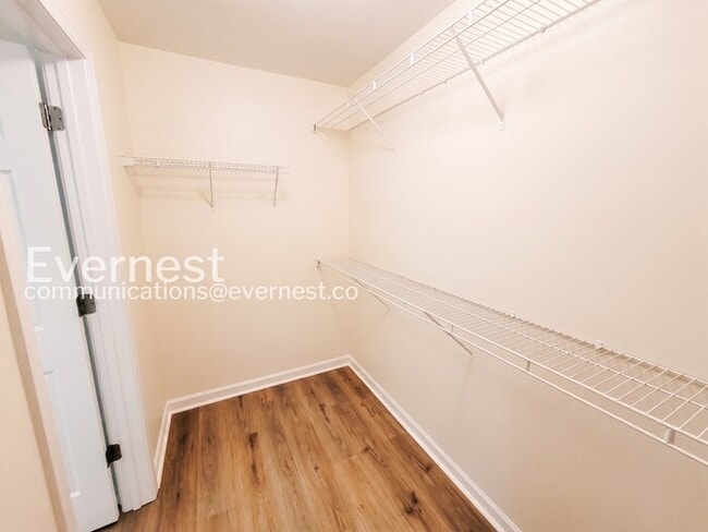 Building Photo - 3 Bed/2.5 Bath Townhome with Modern Amenities
