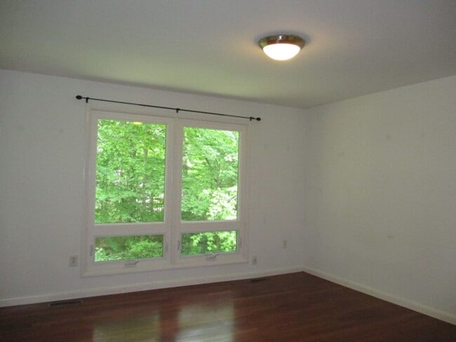 Building Photo - 5 BR Near Ft. Belvoir and Historic Mt. Vernon