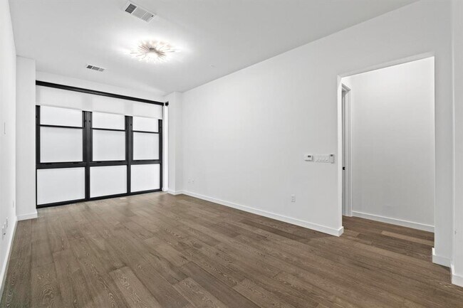 Building Photo - 800 Embassy Dr