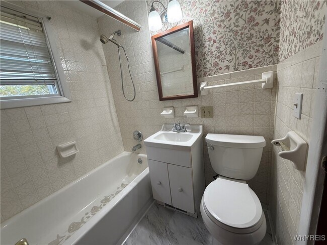 Building Photo - 246 Crisfield Ave