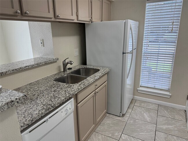 Building Photo - 1515 Sandy Springs Rd