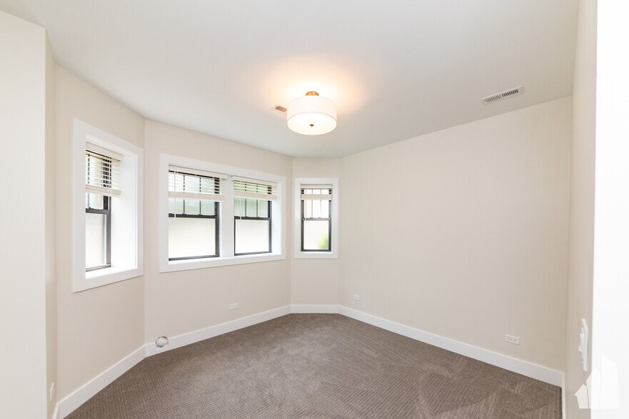 Building Photo - 2019 W Ainslie St