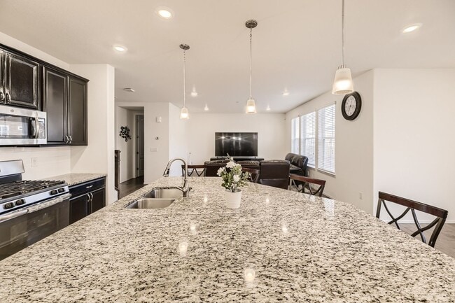 Building Photo - **** SPECIAL OFFER: 1 Month Rent FREE, if lease by July 1st week ****** Beautiful 4 bed, 4 bath h...