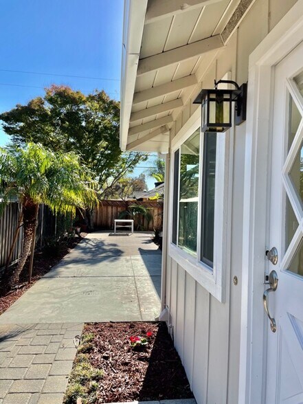 Building Photo - 934 Goodwin Ave