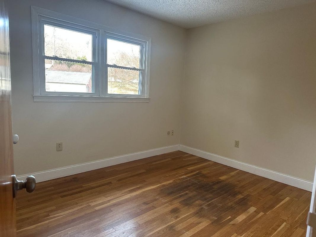 Building Photo - 970 Long Cres Dr