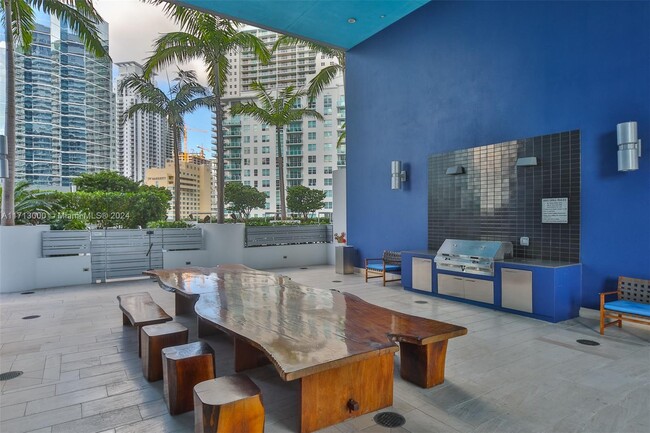 Building Photo - 1300 Brickell Bay Dr