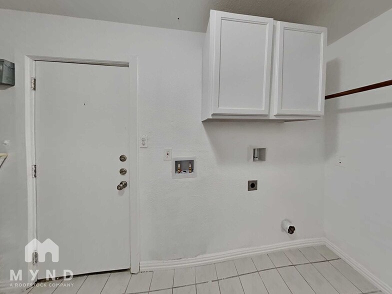 Building Photo - 4645 Baytree Dr