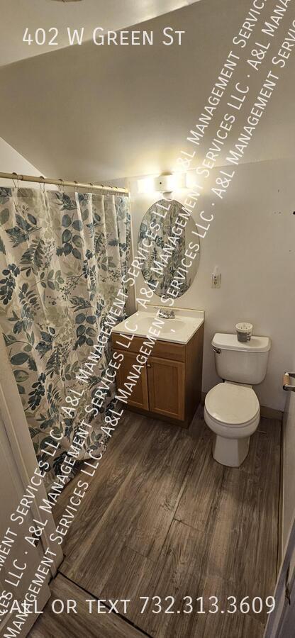 Building Photo - 402 W Green St