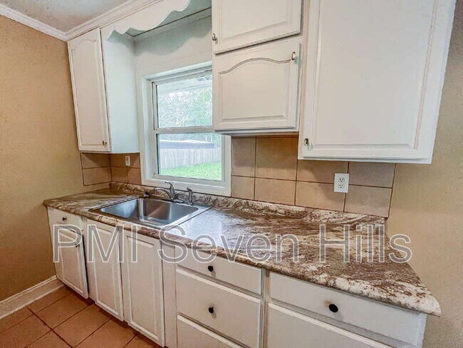 Building Photo - 3502 Lakewood Dr
