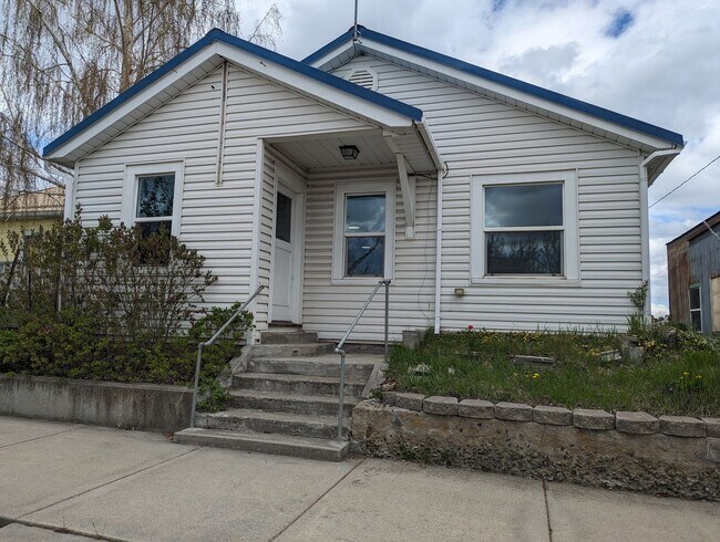 Building Photo - Quaint 2 bedroom Craigmont house