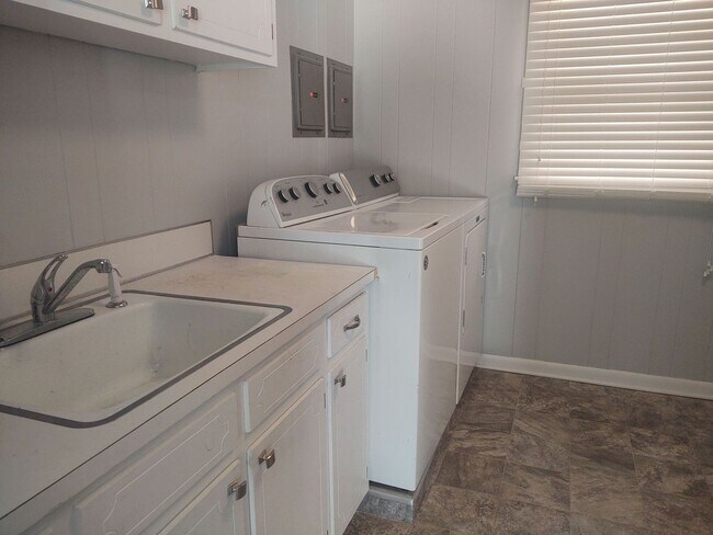Building Photo - Large 2 bedroom 2 bathroom house with 1 ca...