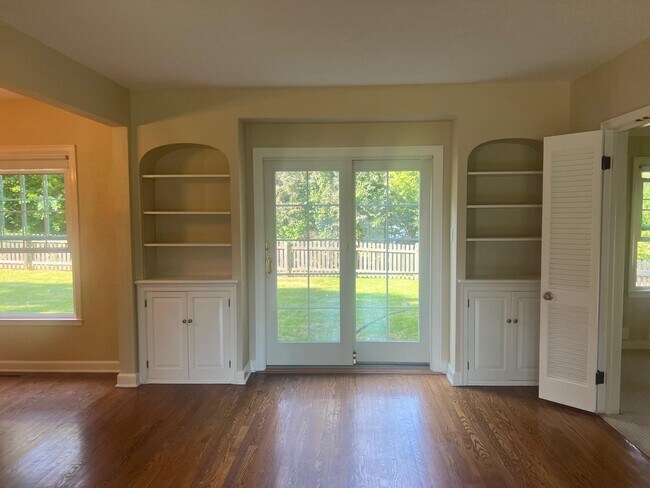 Building Photo - 645 Hi View Ct