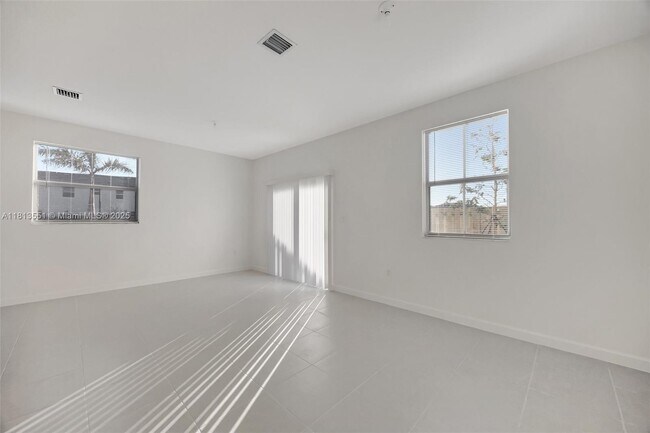 Building Photo - 2455 SE 28th St
