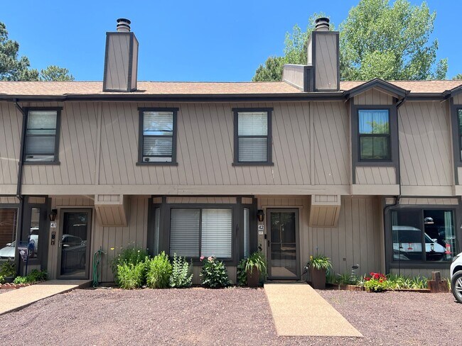 Building Photo - Updated Town house backed by National Forest