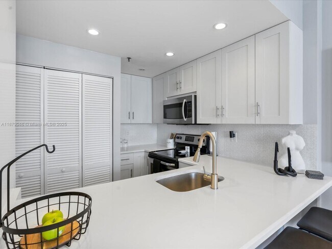 Building Photo - 540 Brickell Key Dr