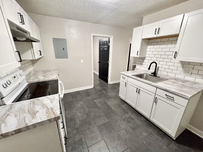 Building Photo - 1862 Farrington St