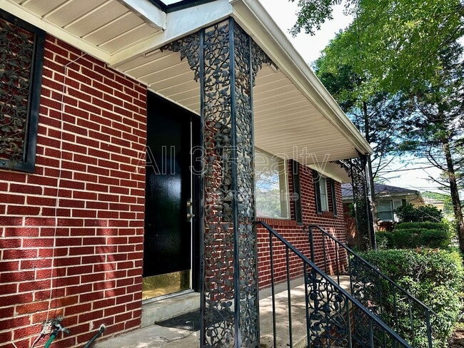 Building Photo - 1009 Rosedale Dr
