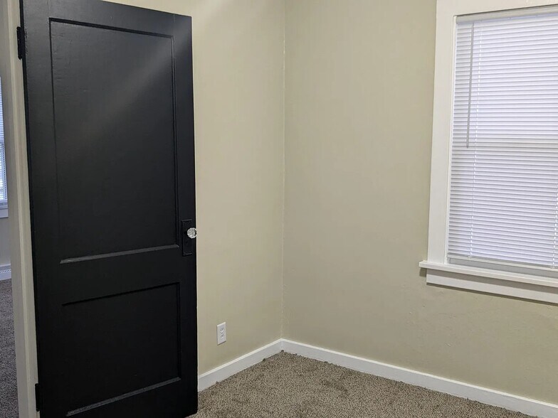 Building Photo - 922 Burdette St