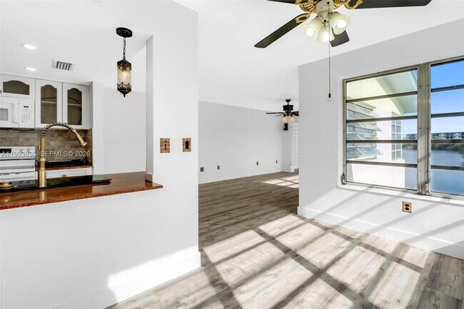 Building Photo - 285 NE 191st St