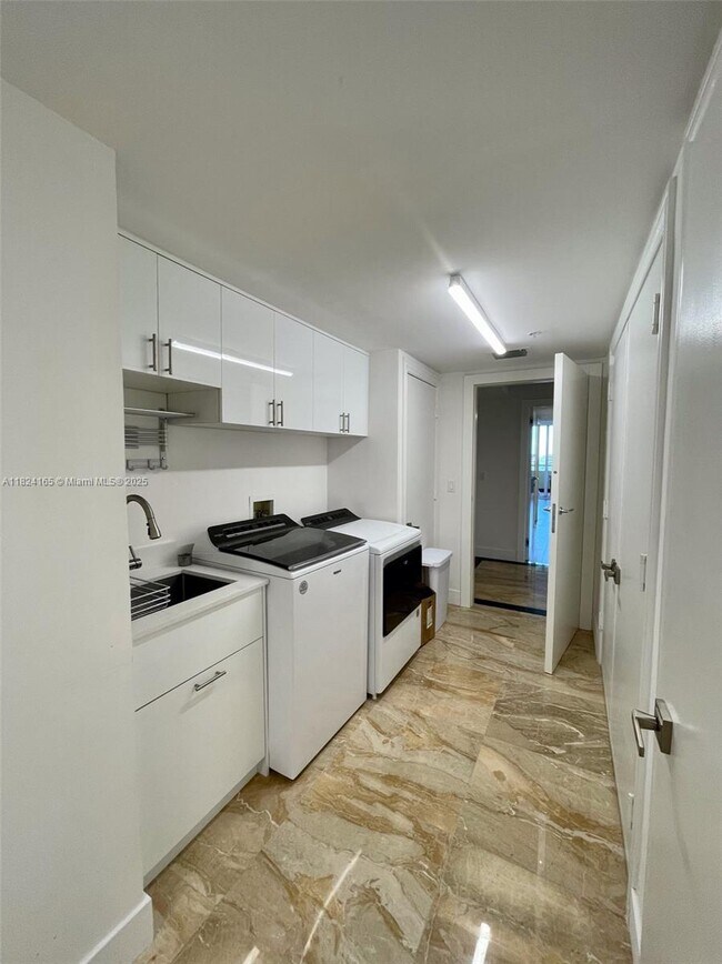 Building Photo - 445 Grand Bay Dr