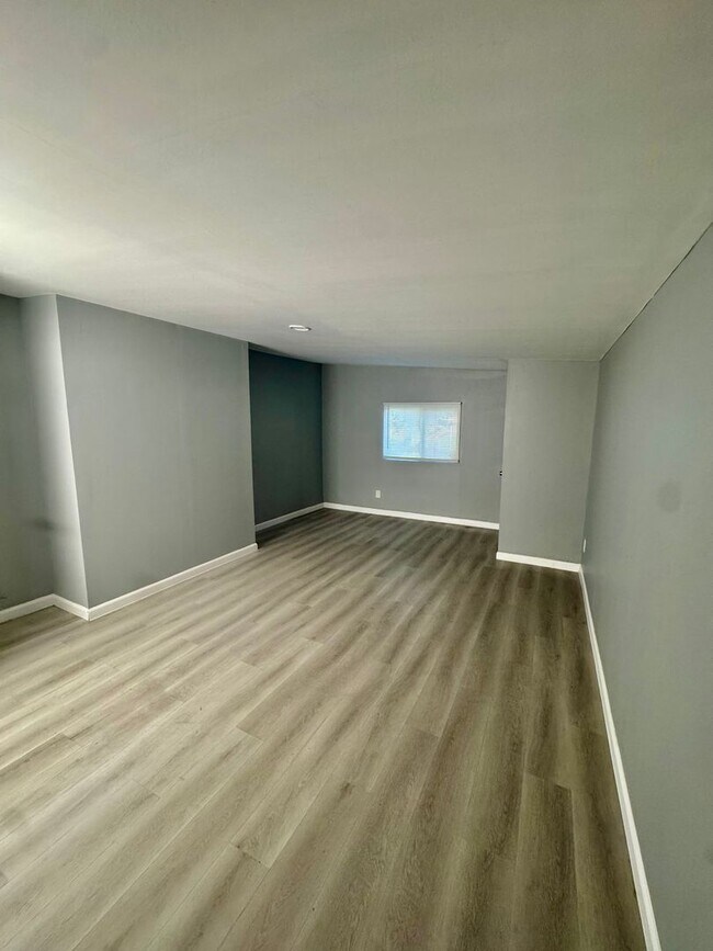 Building Photo - Don’t miss this opportunity!