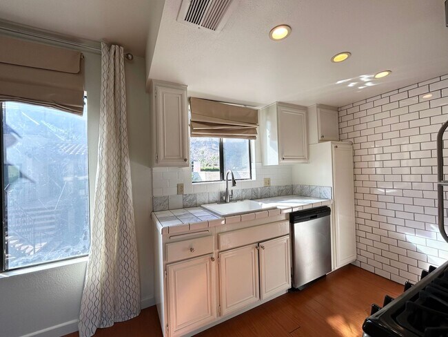 Building Photo - AVAILABLE NOW!! LOVELY - 1 Bed 1 Bath Uppe...
