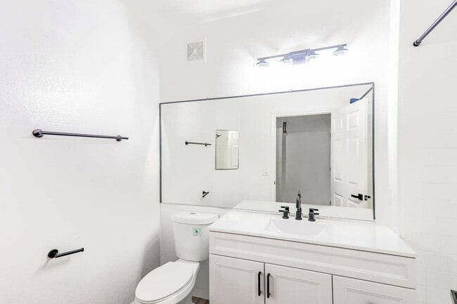 Building Photo - 3 Bed Condo In Gated West Side Community