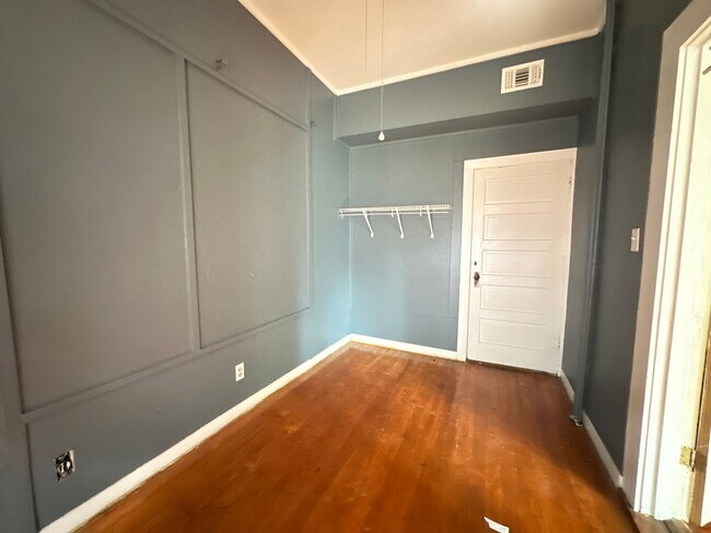 Building Photo - CUTE Downstairs Highland Unit
