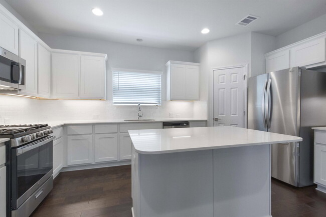 Building Photo - 924 Falkland Trace