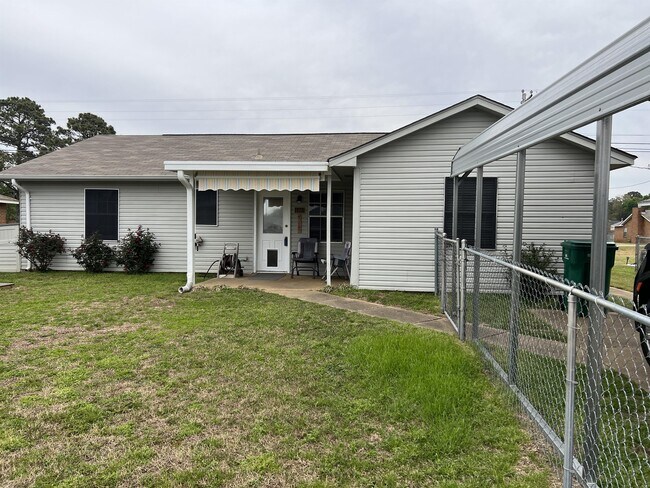 Building Photo - 1705 Deatsville Hwy