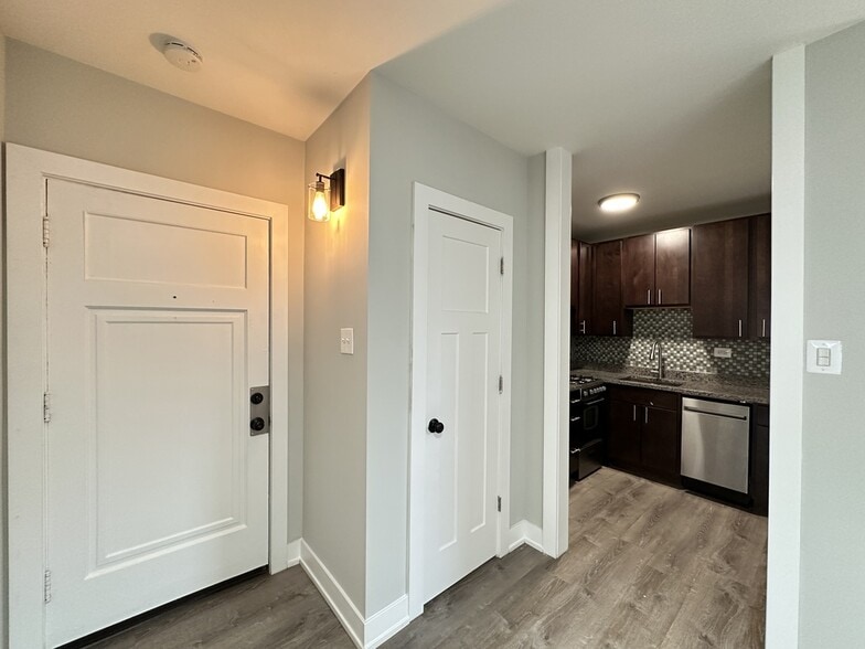 Building Photo - 4823 N Damen Ave