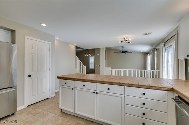 Building Photo - 25 Precipice Ct