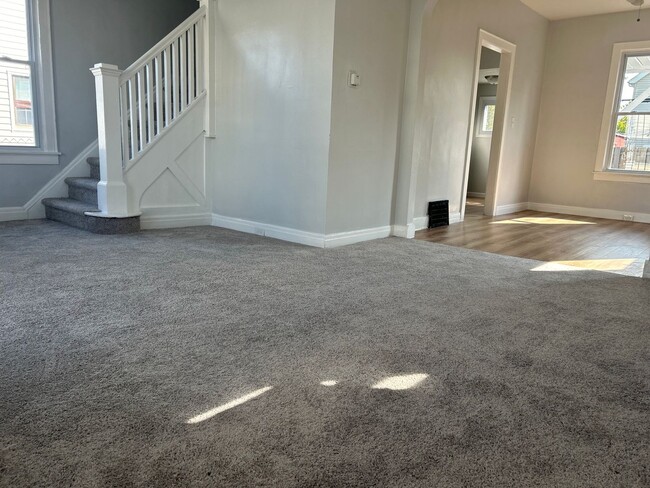 Building Photo - 3 bedroom, 1 bath single family house