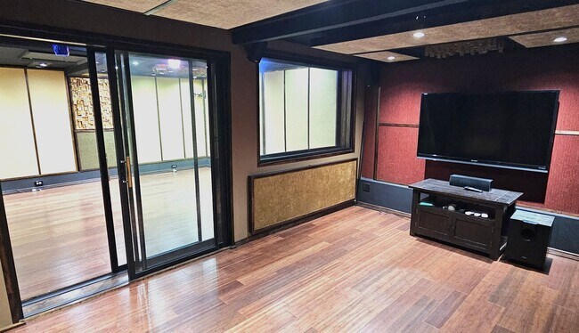 Building Photo - Stunning 3 Bedrooms, 2 Baths Valley Village home with detached, private Recording Studio