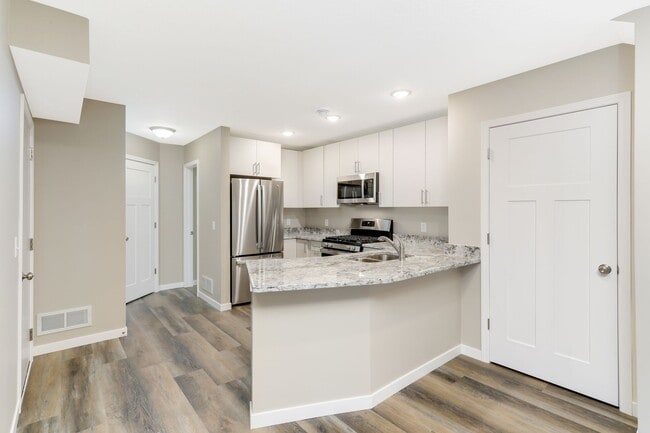 Building Photo - Otsego Townhome for RENT 3bd3ba2gar INTERIOR UNIT available May 01