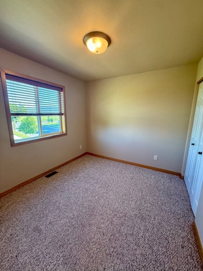 Building Photo - 3 Bedrooms 2 1/2 Bathroom Townhouse