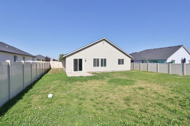 Building Photo - Immaculate Single-Level Home in Quiet Neig...
