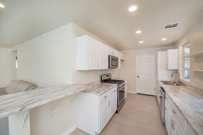 Building Photo - Completely Remodeld W/ Swimming Pool!