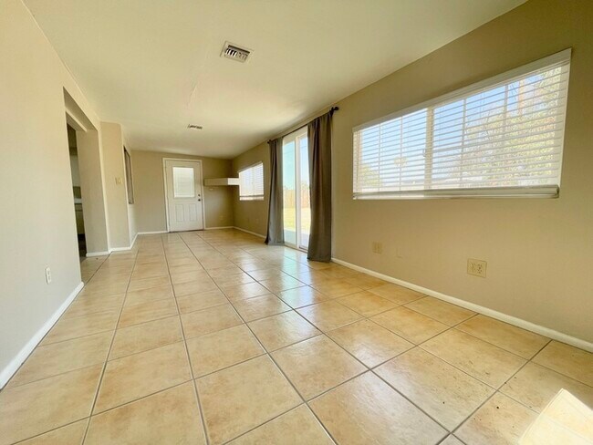 Building Photo - Beautiful 3 Bedroom 2 Bath Great in Phoeni...