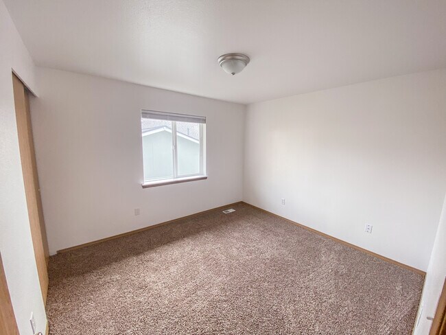 Room 2 - 9010 174th Street Ct E
