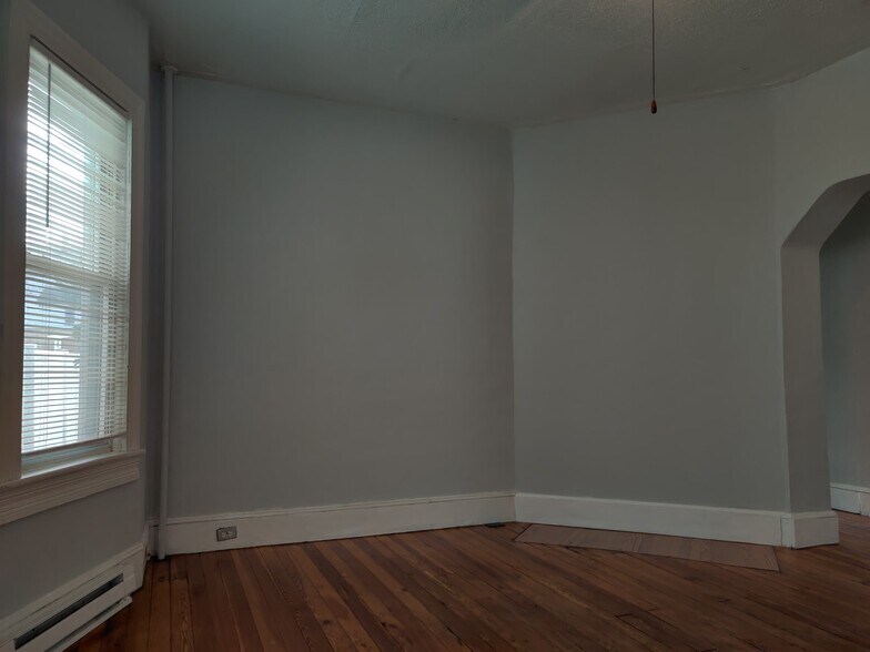 Building Photo - 915 W Elm St