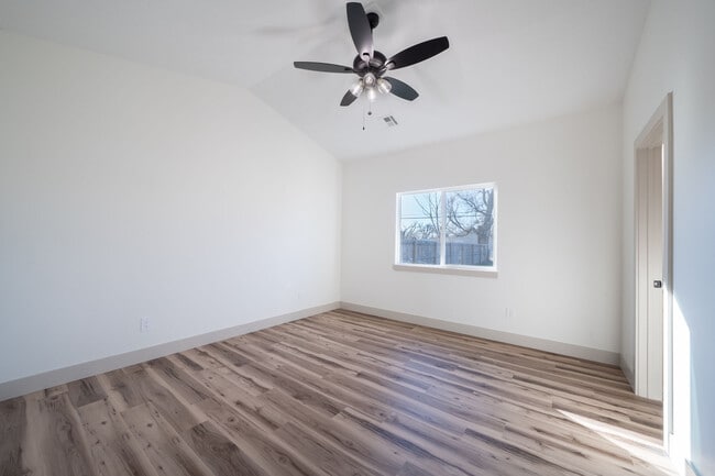 Building Photo - 753 N Gilda St