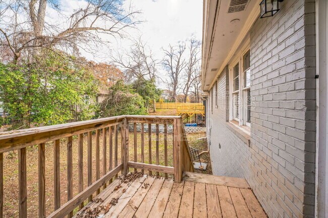 Building Photo - 927 Byron Dr SW