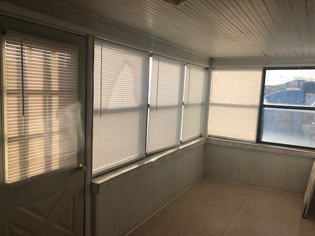 Building Photo - 2 bedroom, 1.5 bath home with off street p...