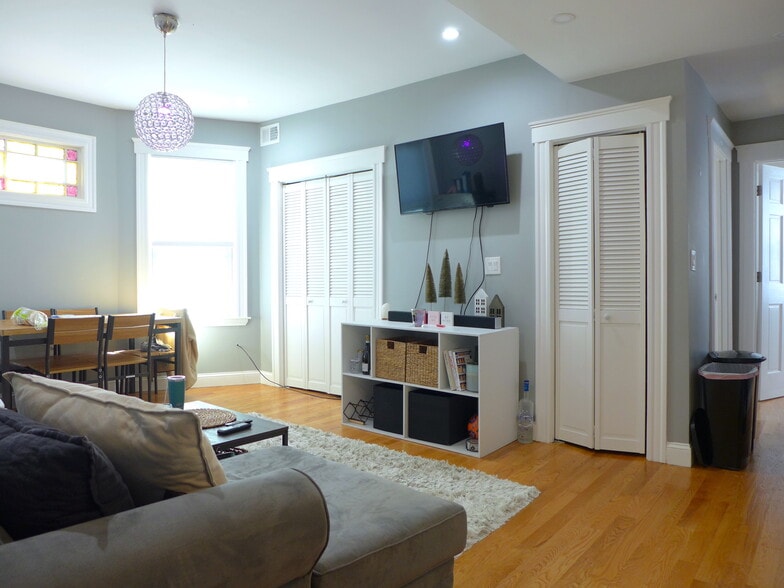 Building Photo - 1615 Tremont St