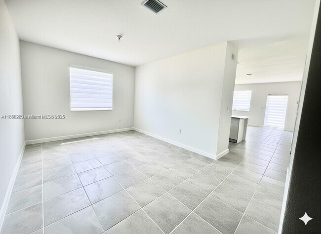 Building Photo - 2990 SE 23rd Ave