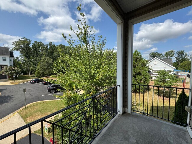Building Photo - Luxurious 3 Bed 2.5 Bath End-Unit Townhome...