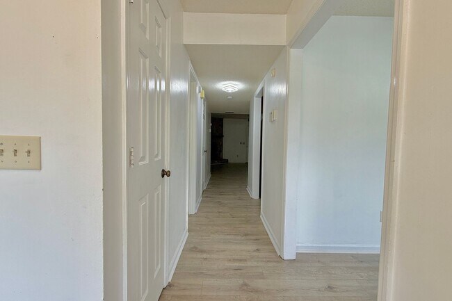 Building Photo - AVAILABLE END OF AUGUST 2026! (No pets preferred)